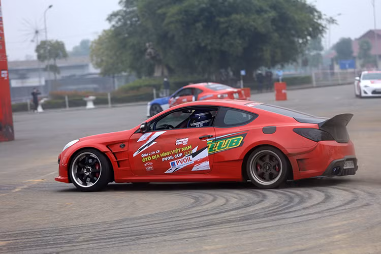 Clip màn drift ‘đốt lốp’ cực chất trong Giải Đua xe ô tô địa hình Việt Nam 2021
