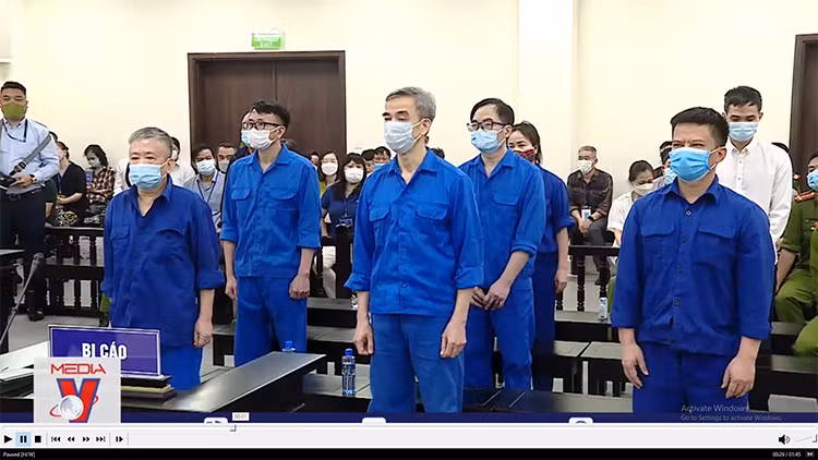 Xét xử nguyên Giám đốc Bệnh viện Tim Hà Nội và đồng phạm