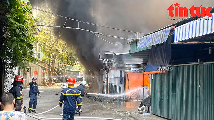 Cháy tại điểm trông giữ xe, nhiều phương tiện bị thiêu rụi
