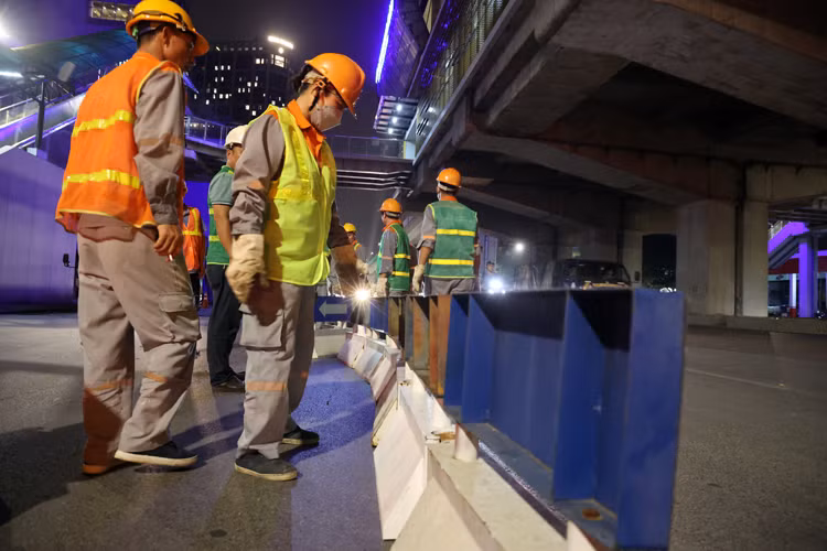 Xuyên đêm lắp dải phân cách cứng tách làn ô tô, xe máy trên đường Nguyễn Trãi, Hà Nội