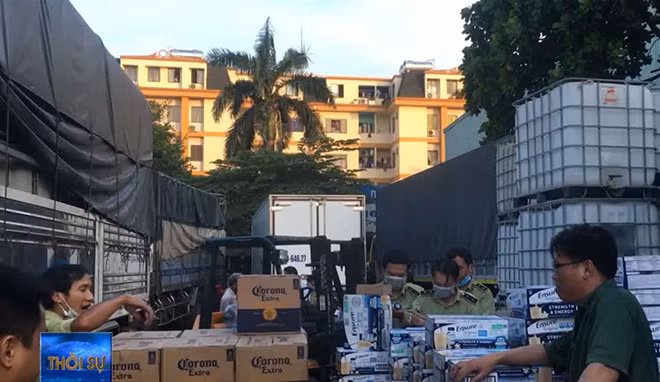 Kho hàng bia, sữa nhập lậu núp trong bãi xe