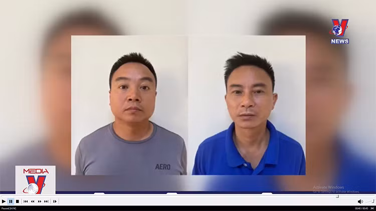 Khởi tố hai người hành hung phóng viên