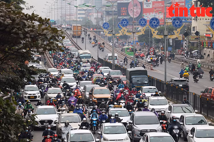 Giao thông Thủ đô 'kẹt cứng' trong ngày đầu đi làm sau nghỉ Tết dương lịch 2023