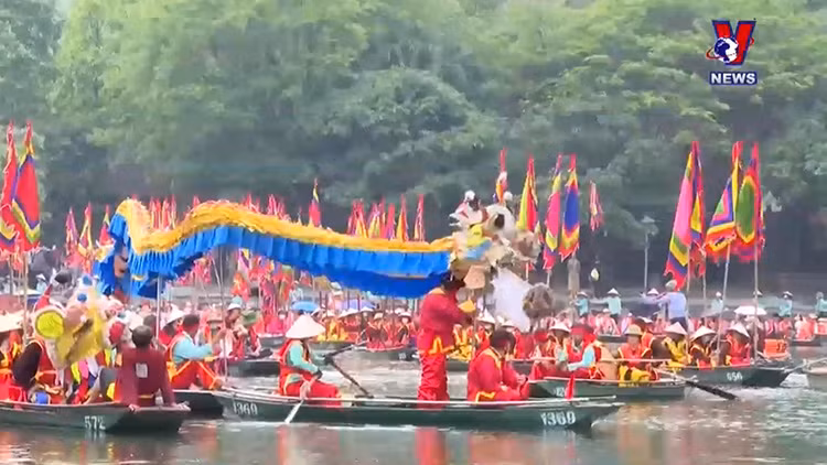 Hàng nghìn du khách nô nức trẩy hội Tràng An