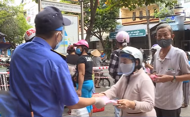 Từ tâm điểm Đà Nẵng: Đi chợ tem phiếu thời COVID-19