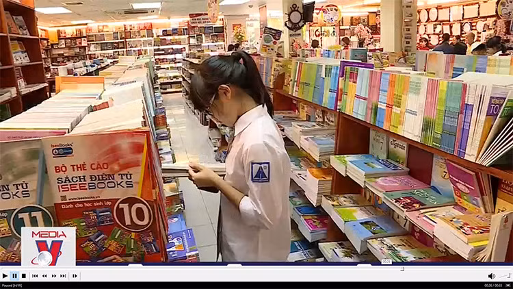 Chính phủ thống nhất giữ giá trần vé máy bay và sách giáo khoa