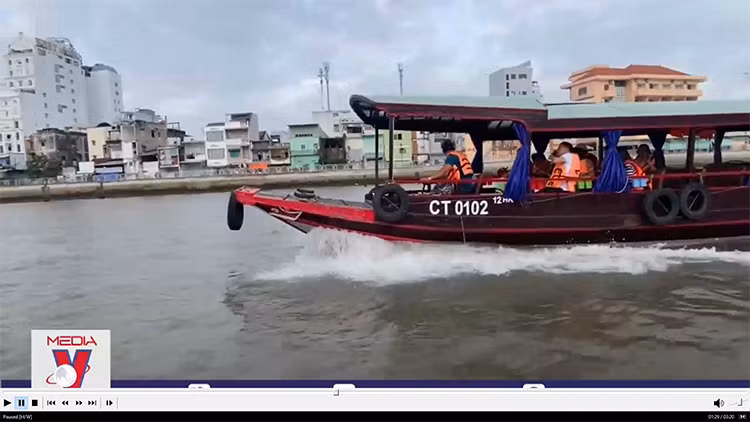 Tàu chở khách đi chợ nổi Cái Răng phải lắp hộp đen gây tốn kém cho người dân