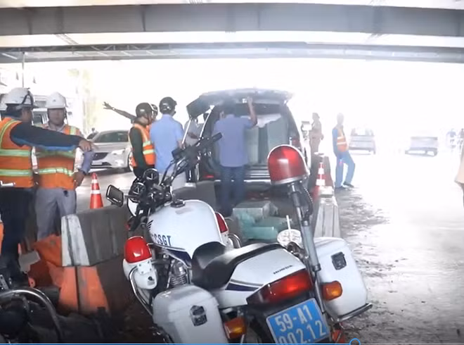 Xe chở thuốc lá lậu đâm vào dải phân cách trong hầm Thủ Thiêm