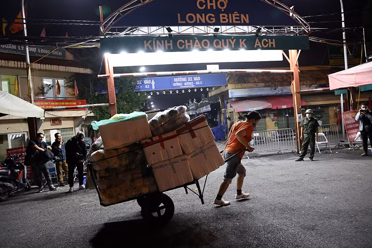 Tiểu thương vui mừng khi chợ Long Biên mở cửa trở lại