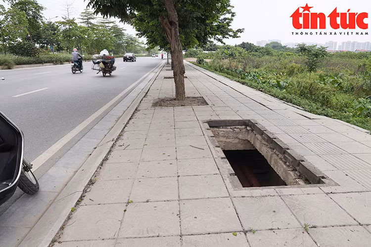 Hà Nội: Hàng loạt hố cáp quang mất nắp 'giăng bẫy' người đi đường