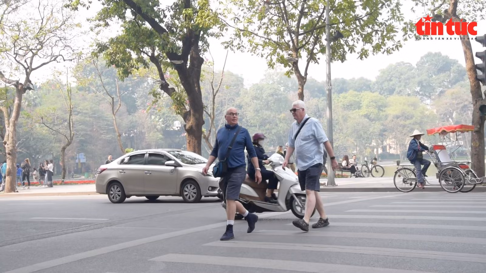 Hà Nội: Sau 6 năm thí điểm, người đi bộ vẫn sợ sang đường dù có đèn tín hiệu giao thông