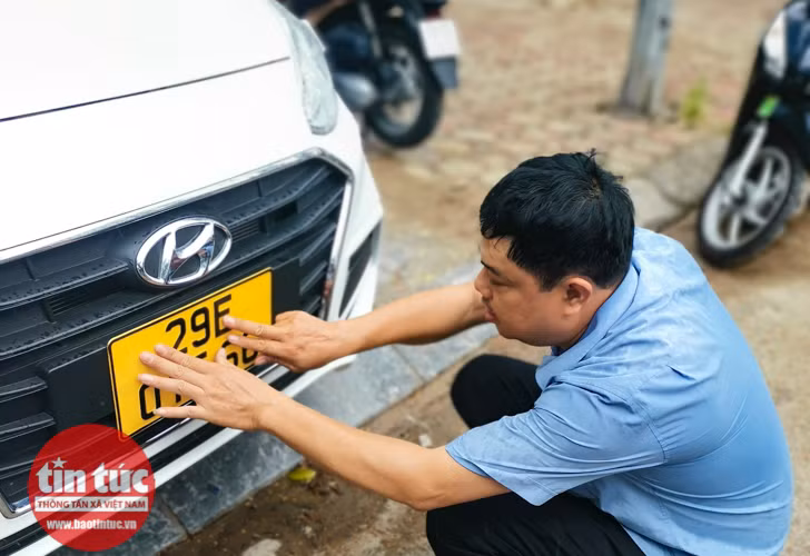 Cận cảnh những chiếc xe đổi biển số vàng đầu tiên ở Hà Nội