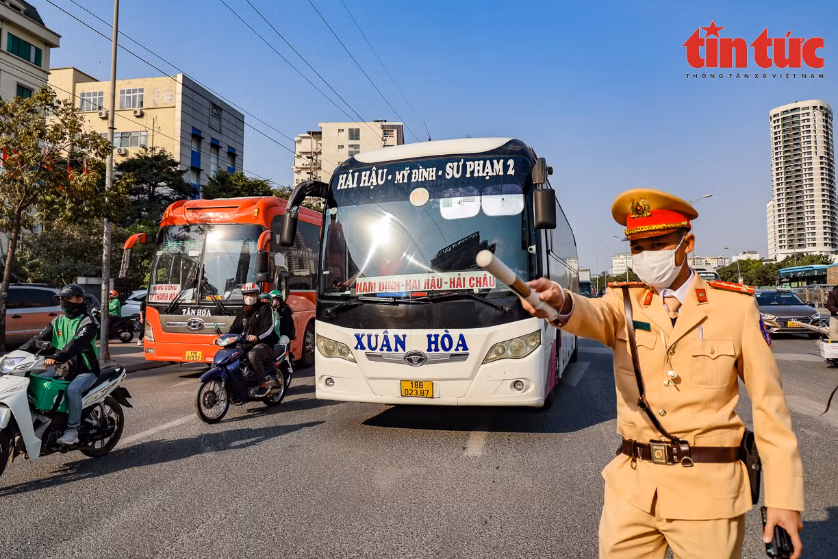 Hà Nội xử phạt hàng loạt xe khách 'rùa bò' 