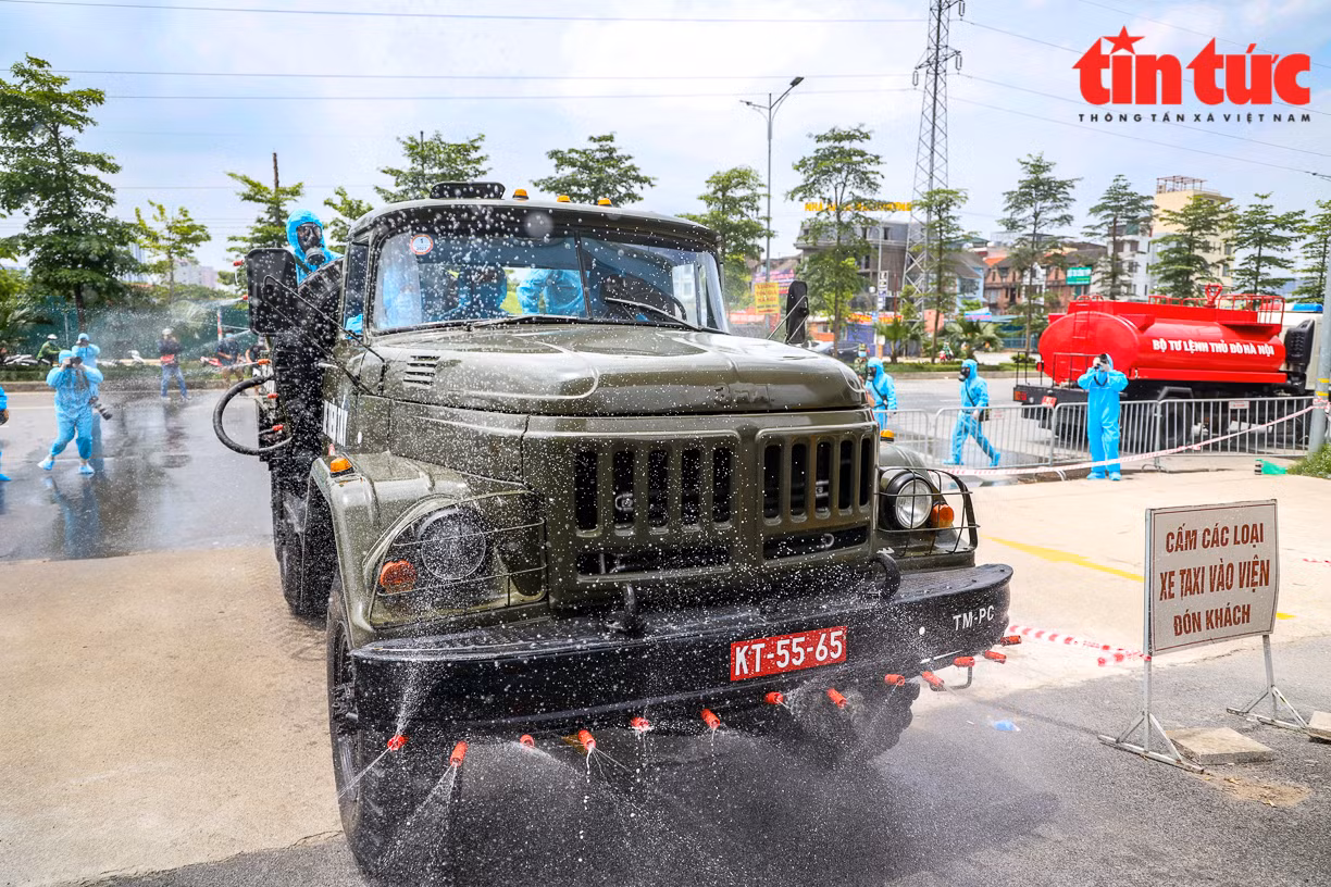 Cận cảnh dàn xe đặc chủng khử trùng tại Bệnh viện K cơ sở Tân Triều