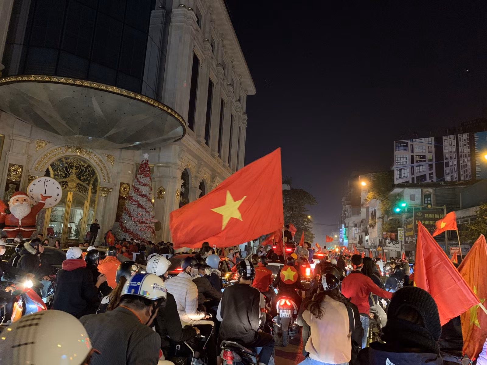 Đêm không ngủ của người dân Thủ đô khi U22 Việt Nam vô địch SEA Games 30