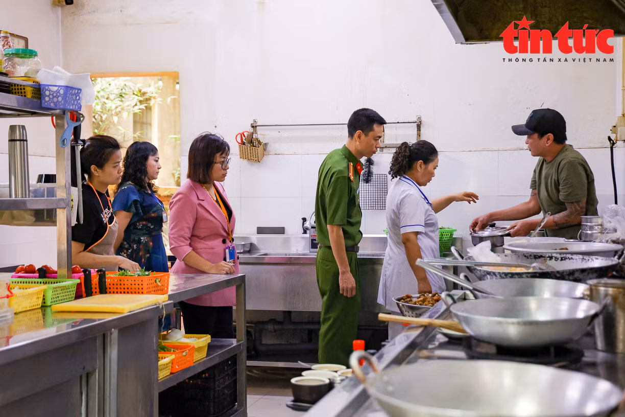 Ngày 18/4, lãnh đạo phường Trúc Bạch (quận Ba Đình, Hà Nội) vừa tạm đình chỉ hoạt động đối với cơ sở kinh doanh lẩu ếch số 33 phố Châu Long (thuộc hệ thống nhà hàng Hương Mực), do có dấu hiệu vi phạm vệ sinh an toàn thực phẩm (VSATTP).