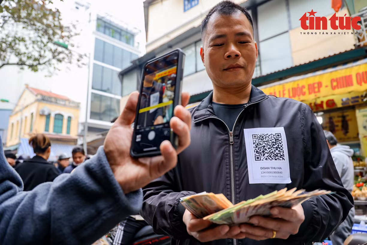 Thanh toán không dùng tiền mặt tại chợ phố cổ Hà Nội