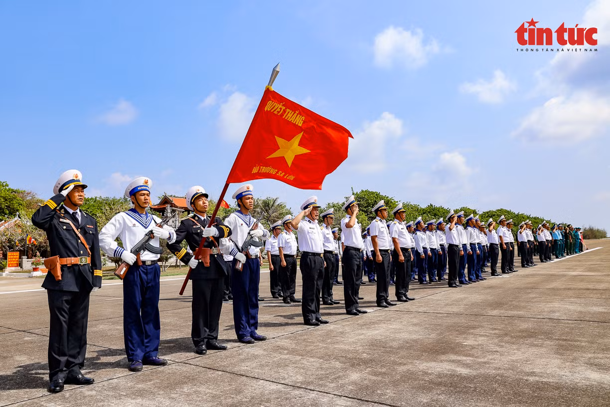 Thiêng liêng lễ chào cờ Tổ quốc trên quần đảo Trường Sa