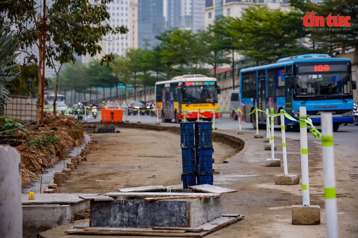Hà Nội: Rào chắn thi công 2 cầu vượt thép trị giá 340 tỷ đồng tại nút giao Mai Dịch