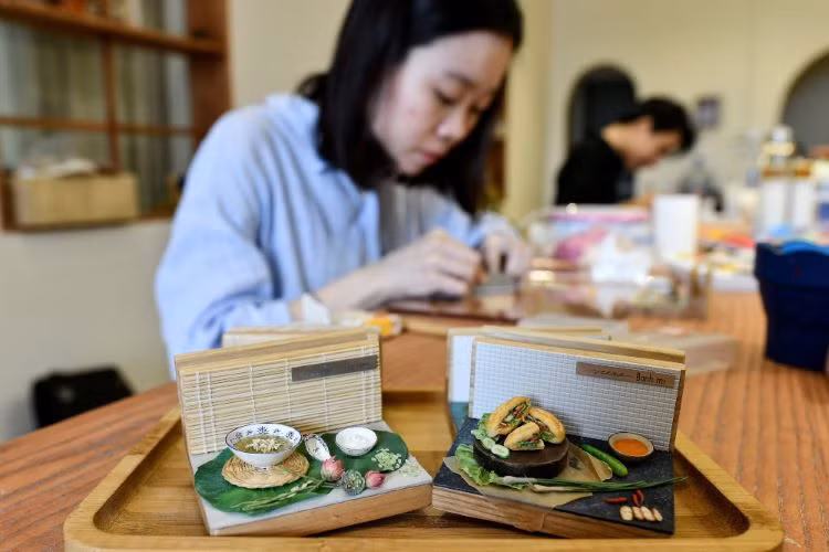 Báo Pháp khen cô gái Việt chế tác 'đồ ăn' tí hon