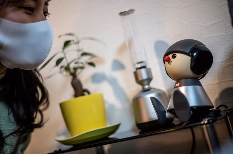 Robot 'thú cưng' giúp người Nhật Bản bớt cô đơn trong dịch COVID-19