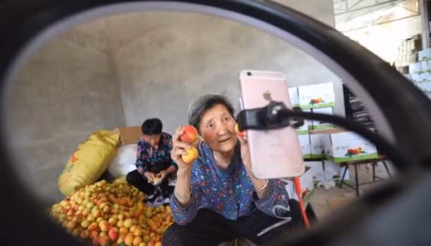 Cụ bà 80 tuổi Livestream bán hàng, 'chốt đơn' ầm ầm trong thời dịch