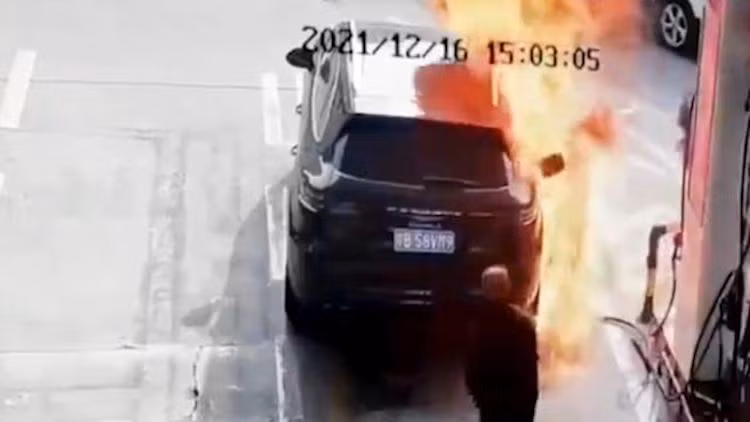 Người đàn ông bất ngờ lao vào cây xăng đốt xe Porsche rồi bỏ chạy