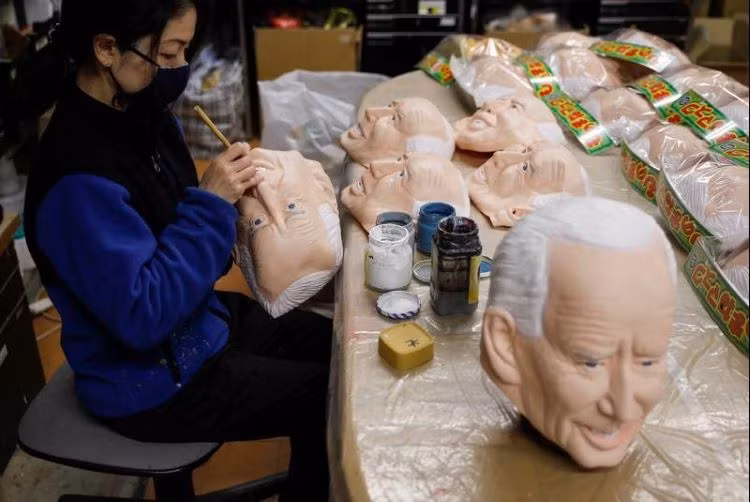 Mặt nạ ông Joe Biden đắt khách tại Nhật Bản
