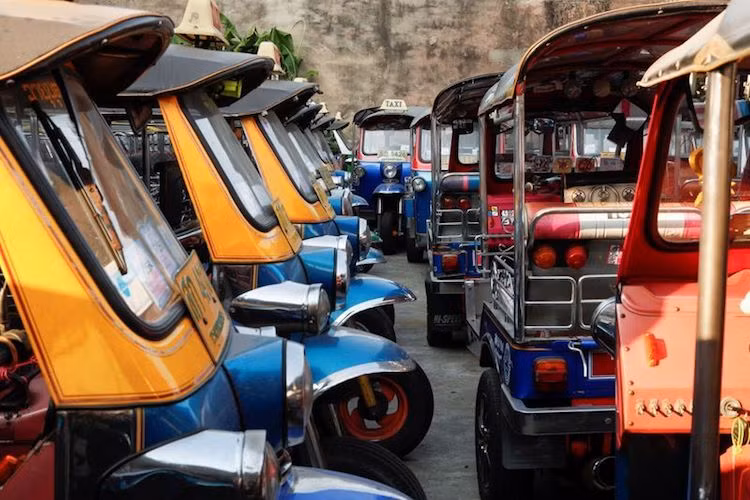 Hàng trăm chiếc xe tuk tuk của Thái Lan nằm phủ bụi trong dịch COVID-19