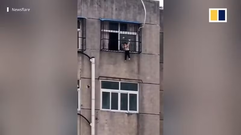 Thiếu niên dũng cảm giải cứu bé gái 2 tuổi mắc kẹt lơ lửng trên tầng 6