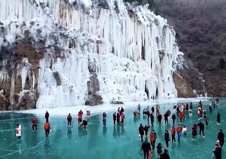 Tham quan 'xứ sở băng giá thần tiên' đẹp mê hồn ở Trung Quốc