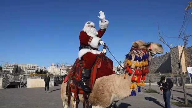 Ông già Noel tới thăm vùng đất thánh Jerusalem