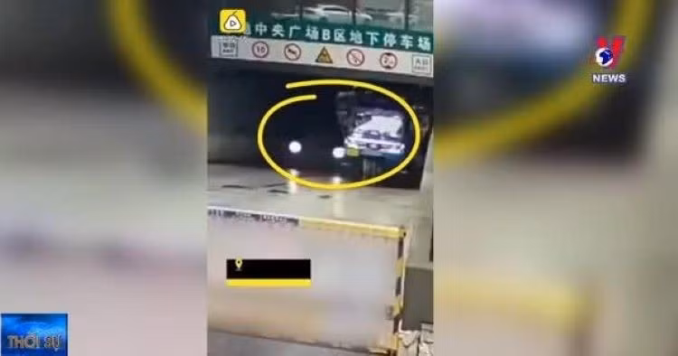 Xe ba gác cồng kềnh va chạm với siêu xe Lamborghini