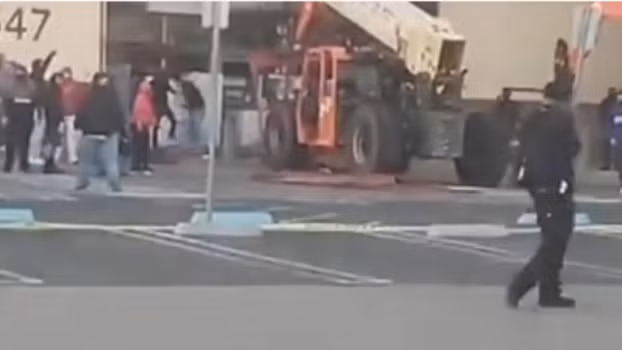 Video kẻ cướp dùng xe nâng tàn phá siêu thị giữa ban ngày