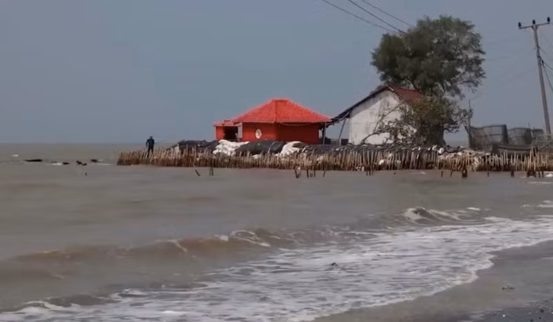 Ngôi làng Indonesia đang bị nước biển “nuốt chửng”