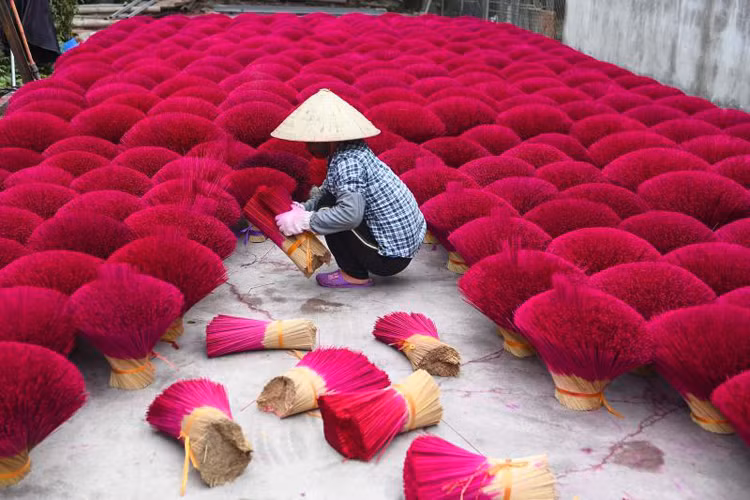 Hãng thông tấn Pháp làm phóng sự ấn tượng về làng hương Việt Nam dịp cận Tết