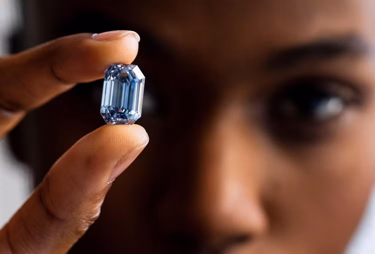Cận cảnh viên kim cương xanh hơn 15 carat được rao giá 48 triệu USD