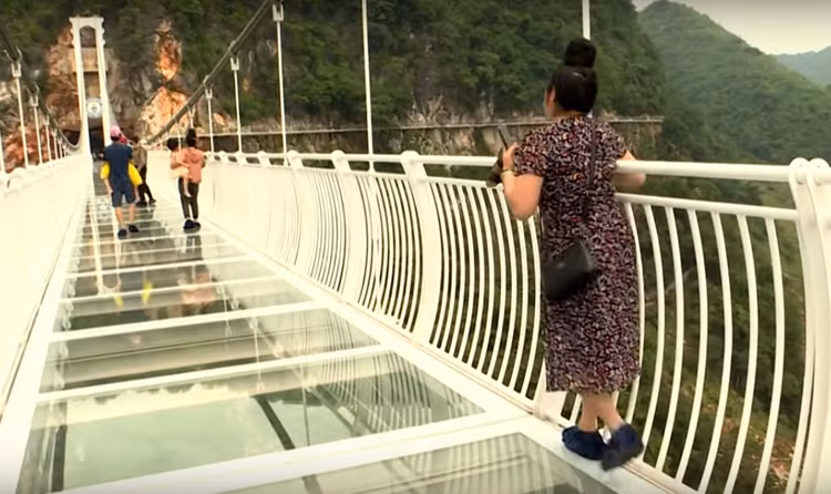 Hãng thông tấn Pháp thực hiện phóng sự ấn tượng về cây cầu kính mới ở Việt Nam