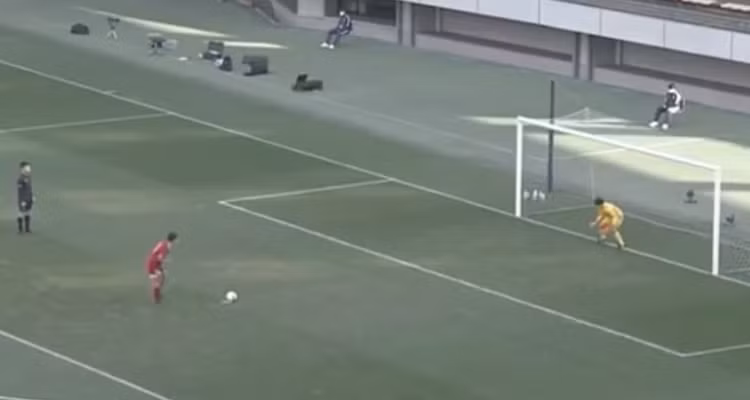 Video vui nhộn cầu thủ chạy lấy đà tại chỗ nửa phút khi đá phạt đền
