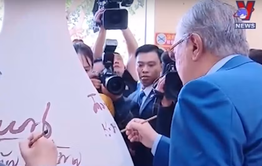 Chủ tịch nước và Tổng thống Kazakhstan thăm làng nghề gốm Chu Đậu