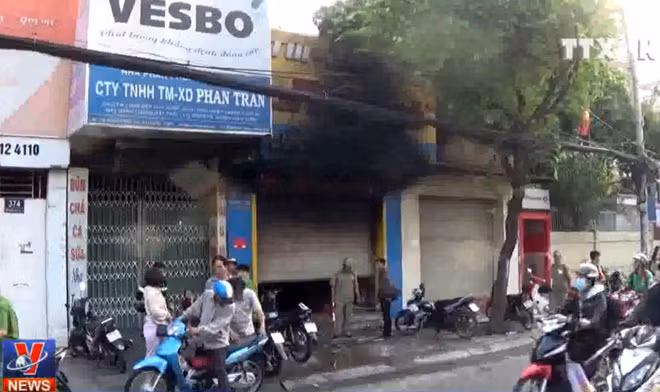 Giải cứu 3 người mắc kẹt trong vụ cháy cửa hàng
