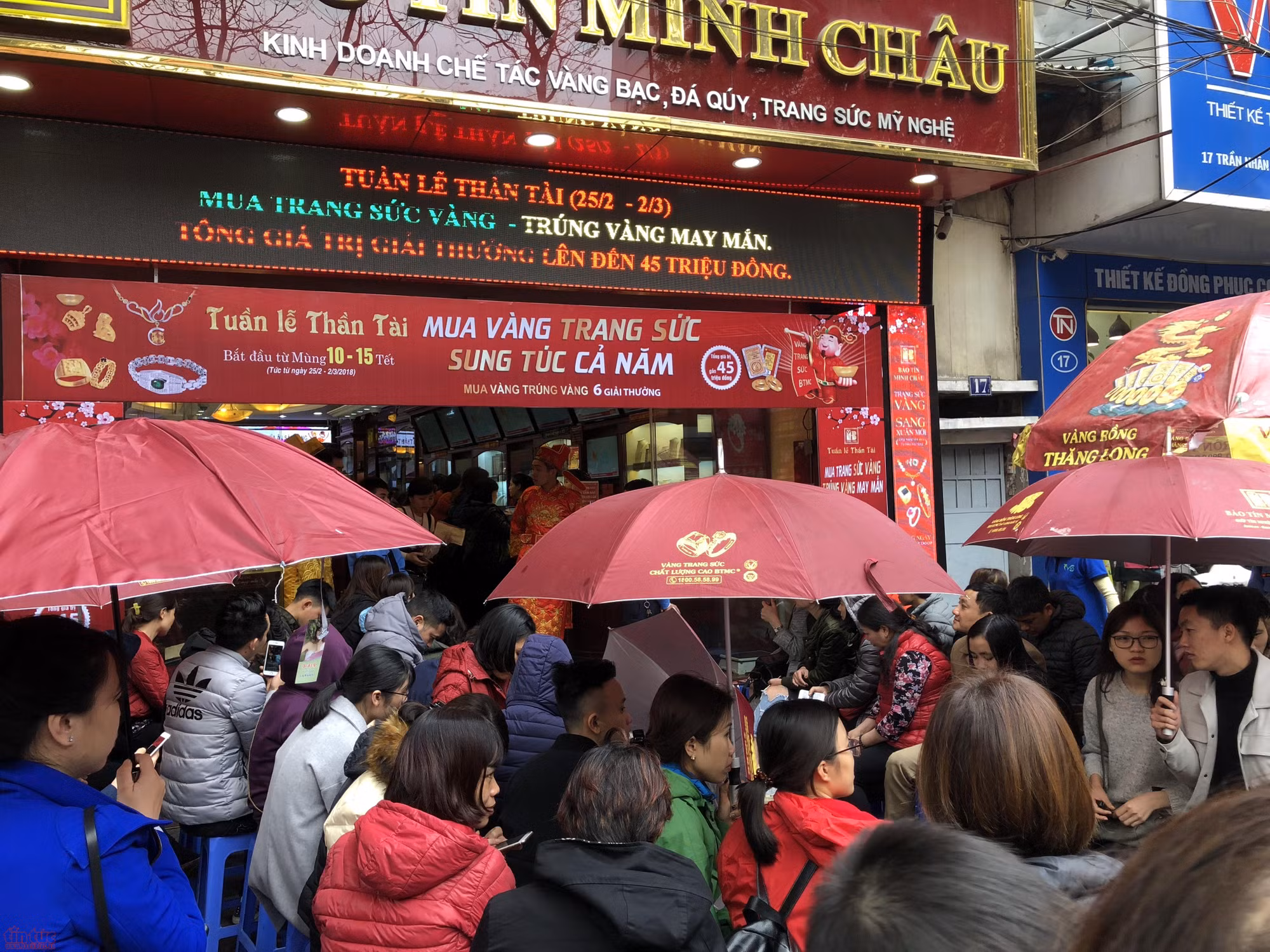 Cầm ô, đội mưa mua vàng cầu may ngày vía Thần tài