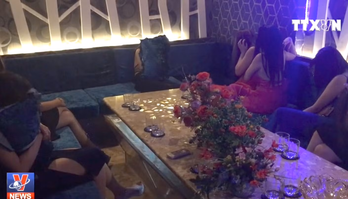 Phát hiện nhà hàng cho nhân viên mua bán dâm