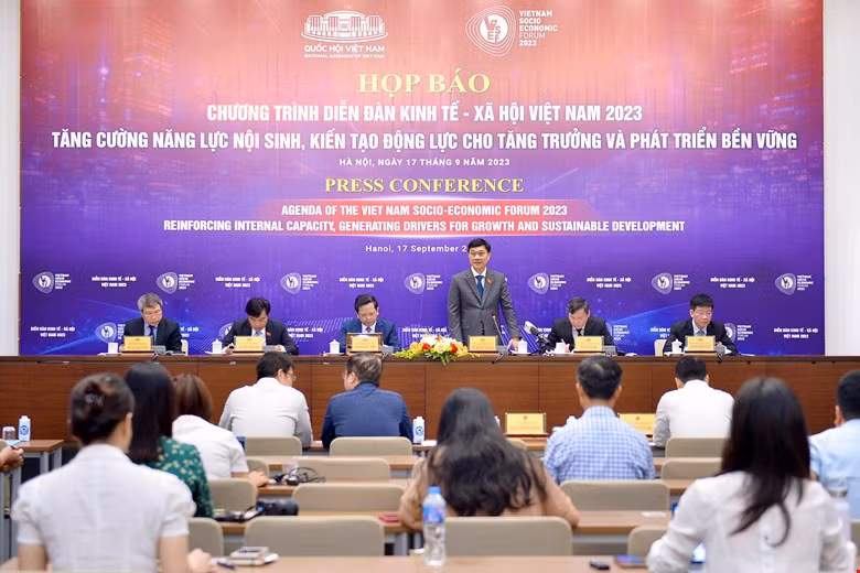 Ông Vũ Hồng Thanh, Chủ nhiệm Ủy ban Kinh tế của Quốc hội giới thiệu khái quát về diễn đàn kinh tế - xã hội Việt Nam 2023.