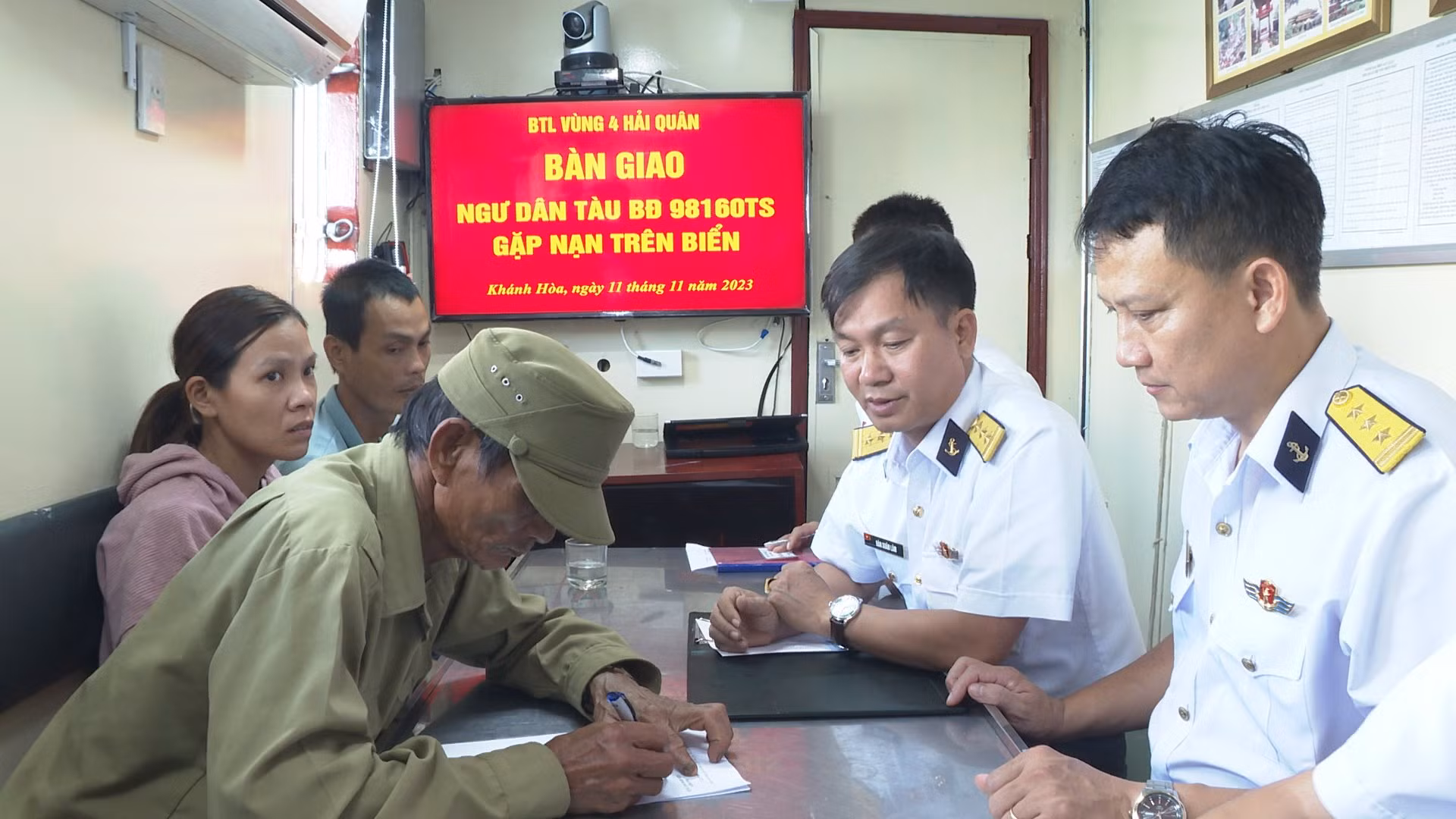 Vùng 4 Hải quân cứu nạn ngư dân bị bệnh trên biển Trường Sa