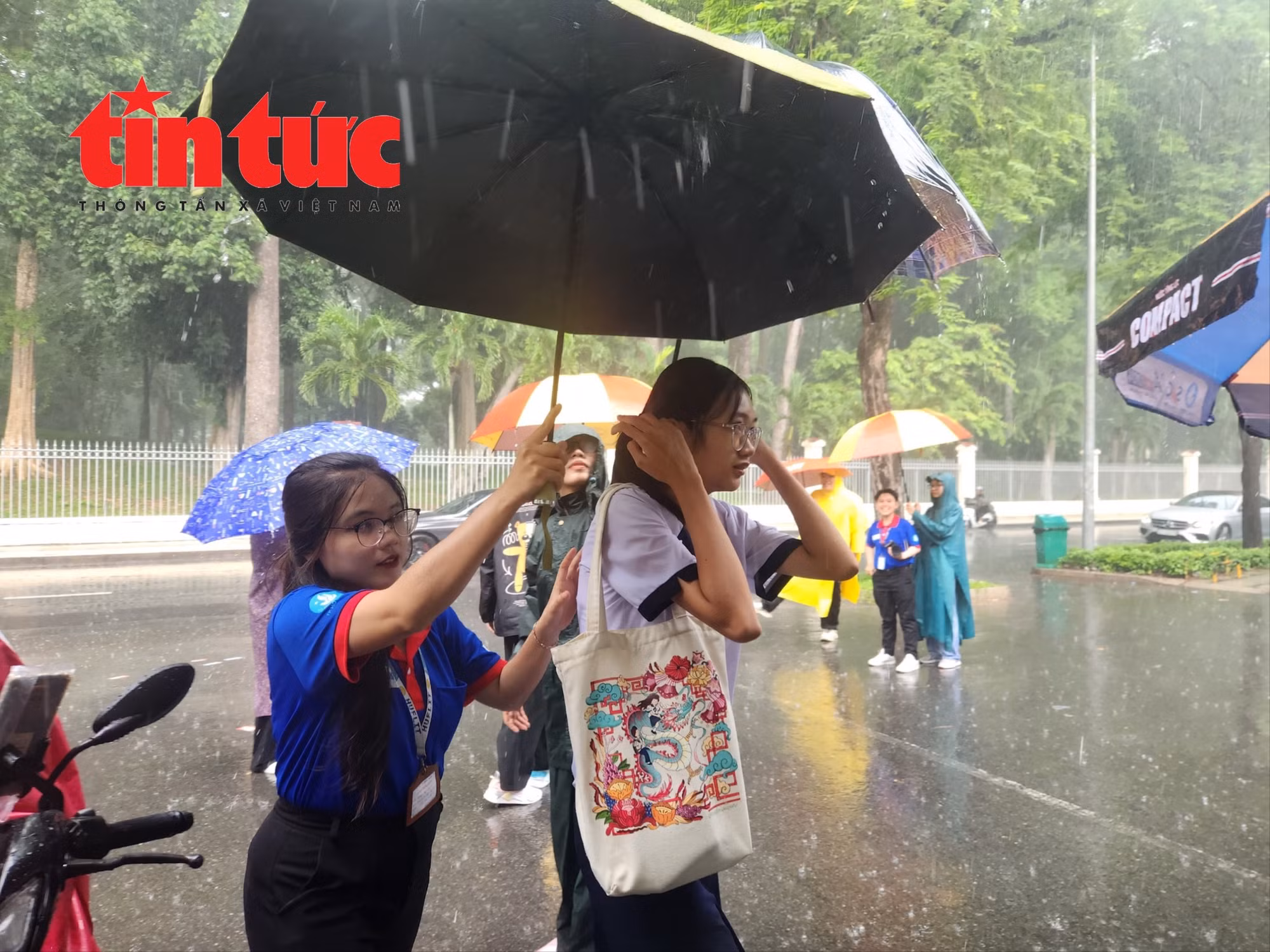 Vượt cơn mưa lớn, các sĩ tử đi thi môn Toán