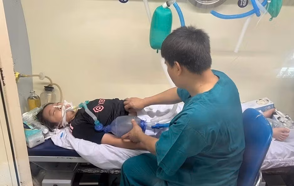 Người dân vùng lũ cảnh giác ngộ độc khí CO khi dùng máy phát điện, đốt than