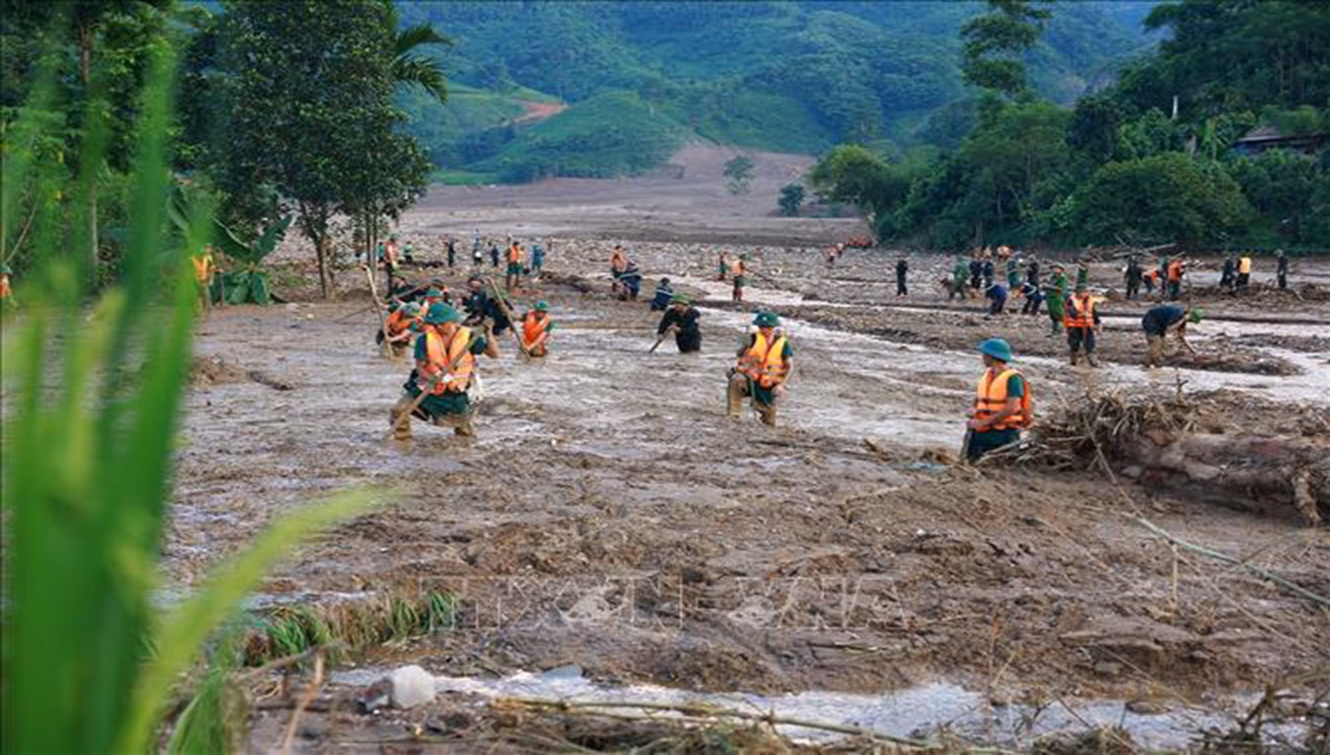 Xúc động hình ảnh bộ đội biên phòng tìm kiếm nạn nhân ở Làng Nủ