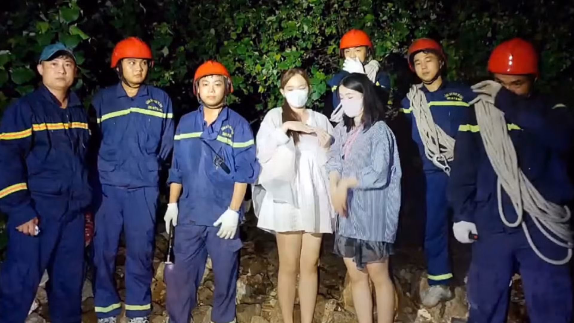 Giải cứu thành công 2 nữ du khách đi lạc tại bán đảo Sơn Trà