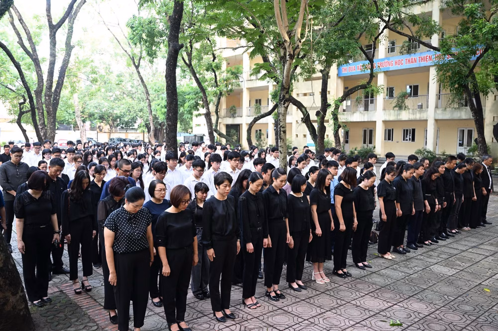 Trường THPT Nguyễn Gia Thiều tổ chức lễ treo cờ rủ tưởng nhớ Tổng Bí thư Nguyễn Phú Trọng